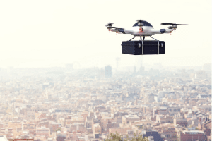 un drone transporte une charge lourde dans le ciel