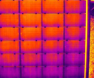 vue du spectre invisible d'un panneau solaire