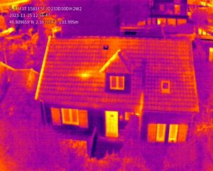 Vue thermographique d'une maison faisant ressortir les pertes de chaleur.